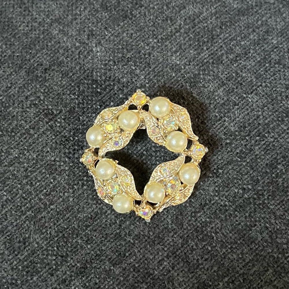 Elegant Gold and Pearl Brooch